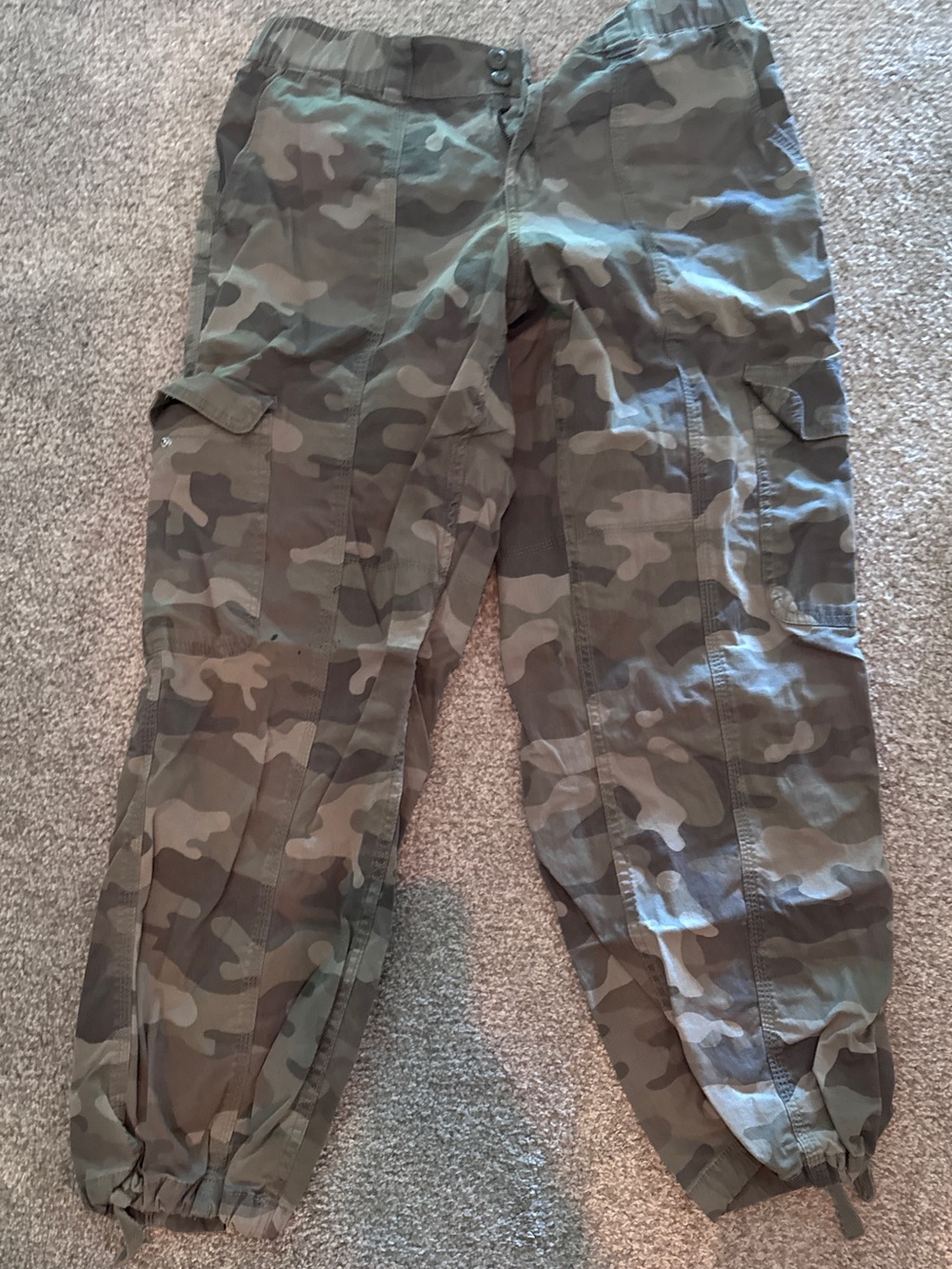 Camo Ankle-Length Cargo Jeans - Olive Green